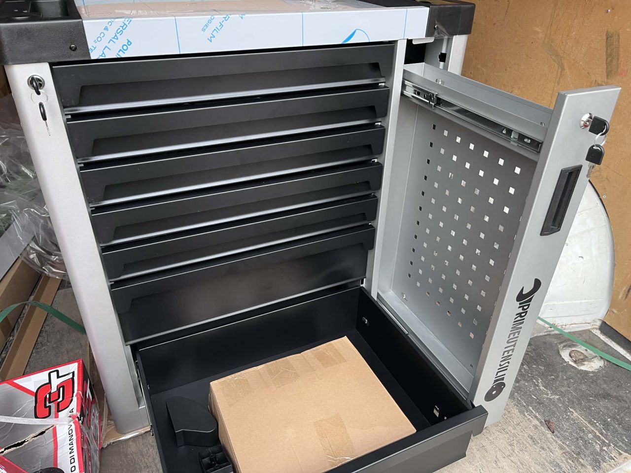  szerszámos szekrény felszerelve 250db-os Primeutensili gurulós