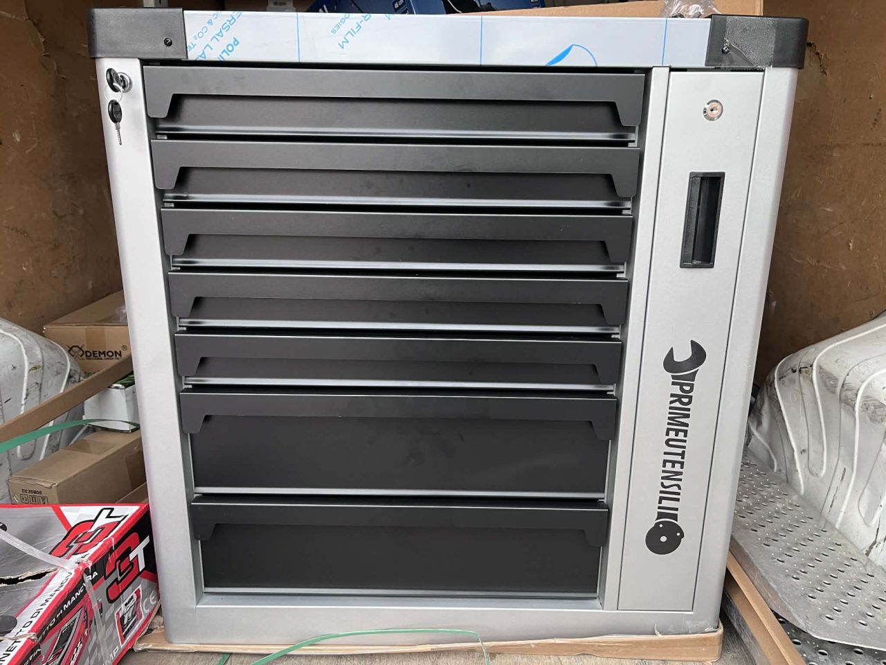  szerszámos szekrény felszerelve 250db-os Primeutensili gurulós